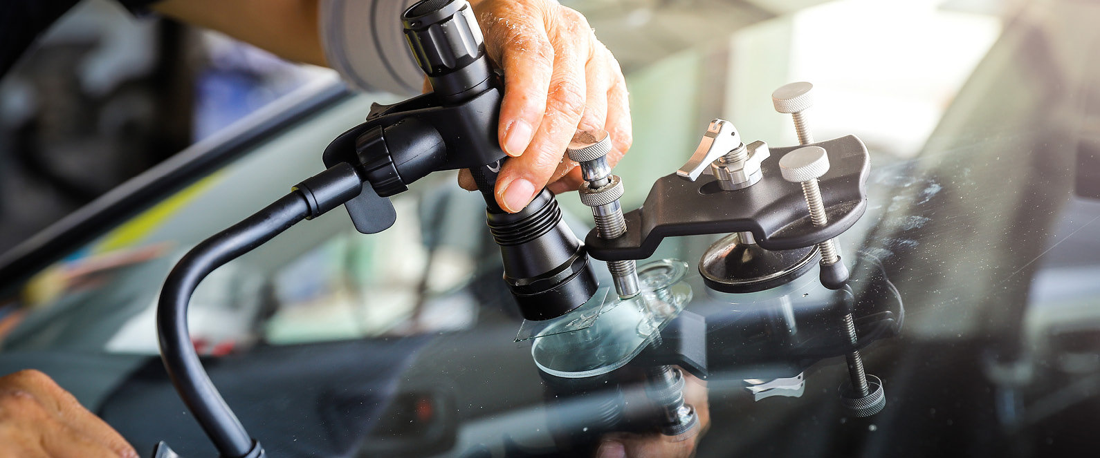 Autoscheibe wird repariert