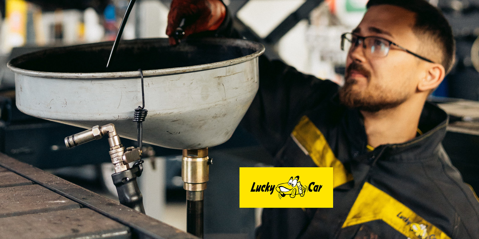 Ein Mechaniker bei der Reparatur eines Autos.