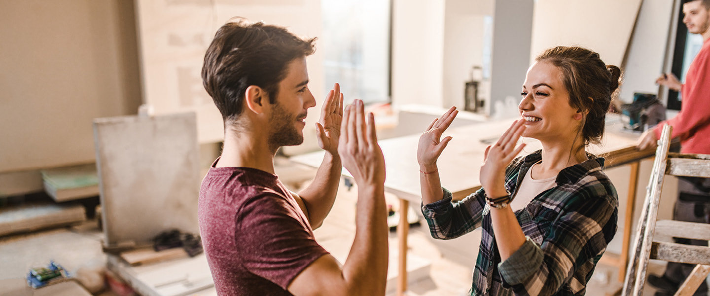 Pärchen bei Eigenheimsarbeiten