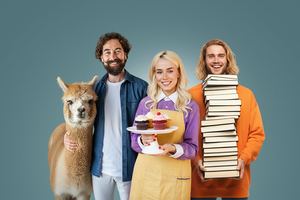 Drei Personen machen sich dank Wüstenrot zukunftsfit. Ein Mann mit einem Alpaka. Eine Frau mit Cupcakes. Und ein Mann mit einem Stapel bücher.