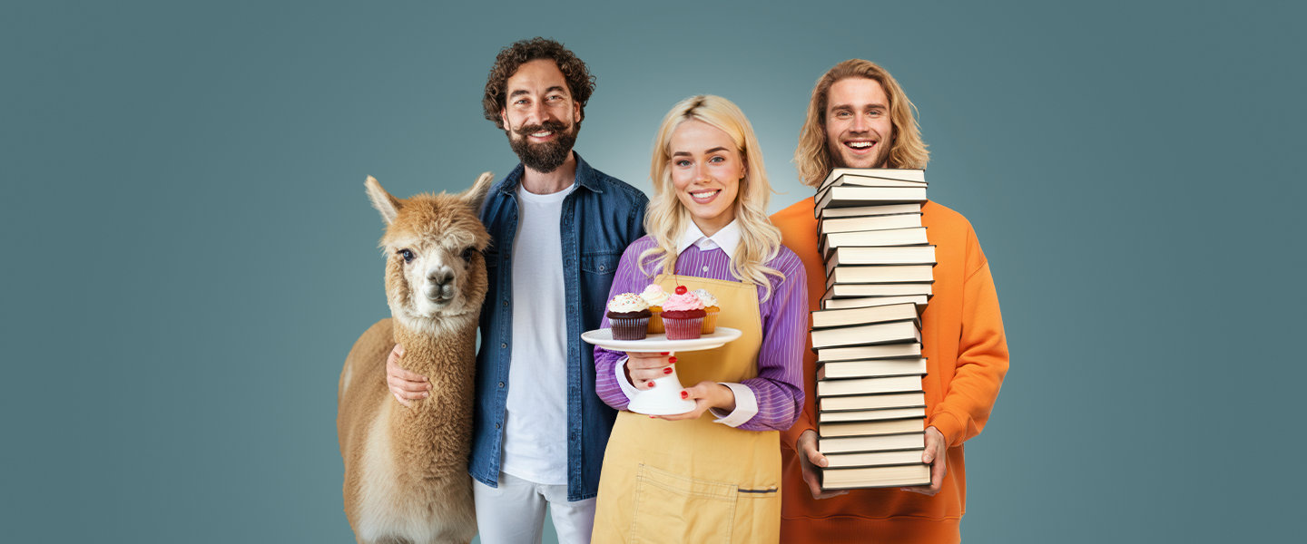 Drei Personen machen sich dank Wüstenrot zukunftsfit. Ein Mann mit einem Alpaka. Eine Frau mit Cupcakes. Und ein Mann mit einem Stapel bücher.