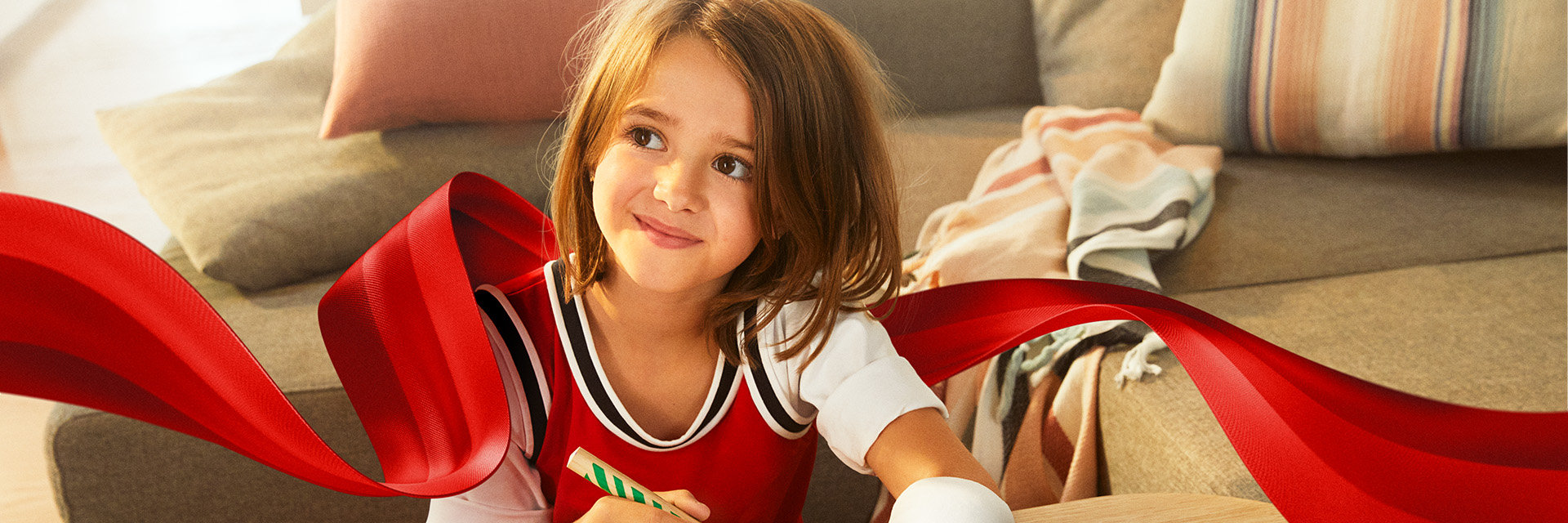 Ein Mädchen malt ihre Träume in ein Buch und lächelt.