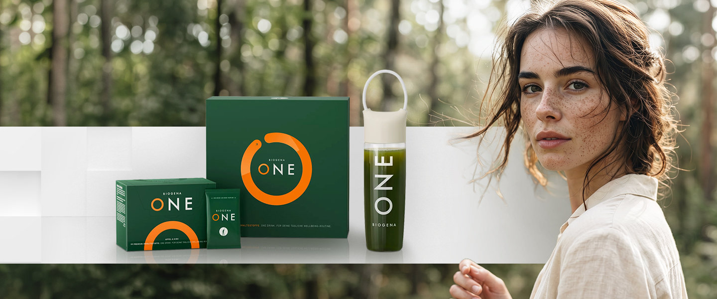 Ein Mann im Bademantel blickt verwundert zu einer Frau mit Ski-Bekleidung. 