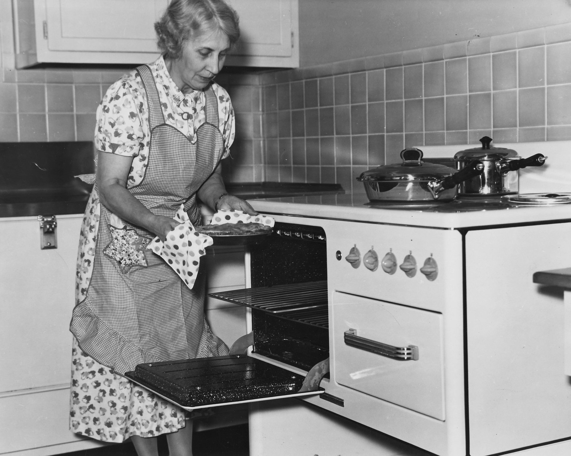 Ältere Frau an Elektroherd 