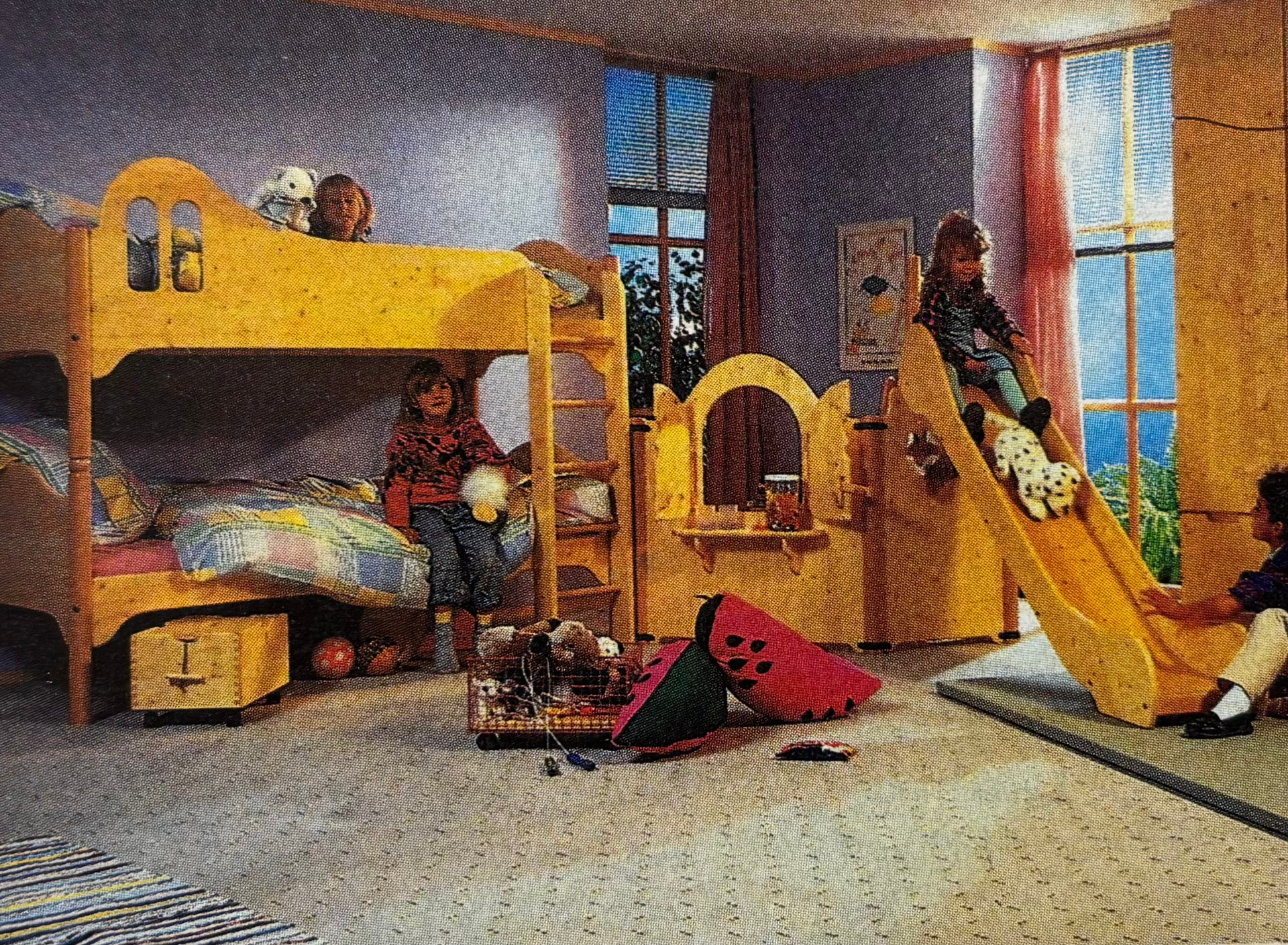 Aufnahme eines Kinderzimmers aus den 1990er-Jahren mit Rutschen-Bett