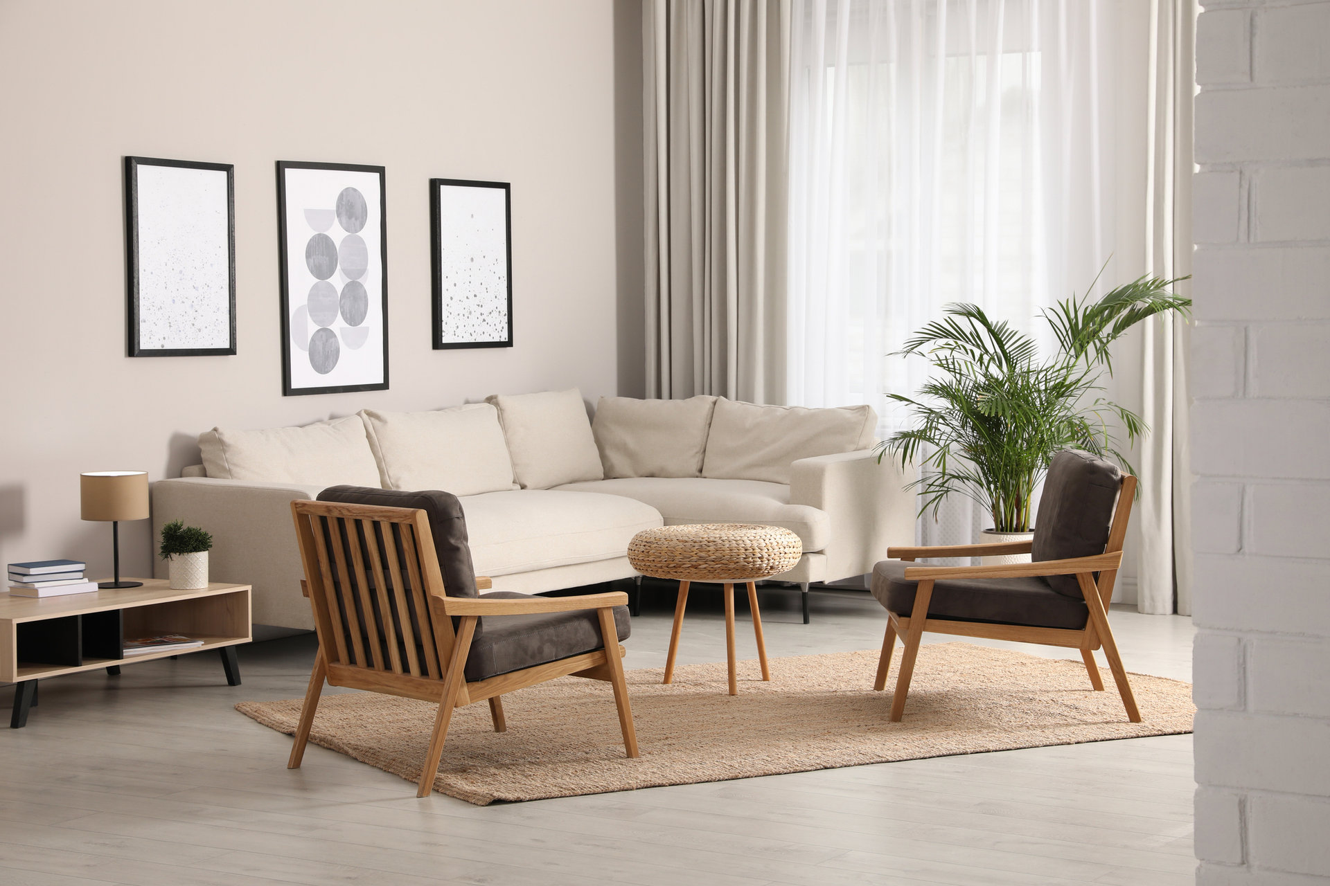 Ein in Weiß und Beige-tonen gehaltenes, minimalistisches Wohnzimmer