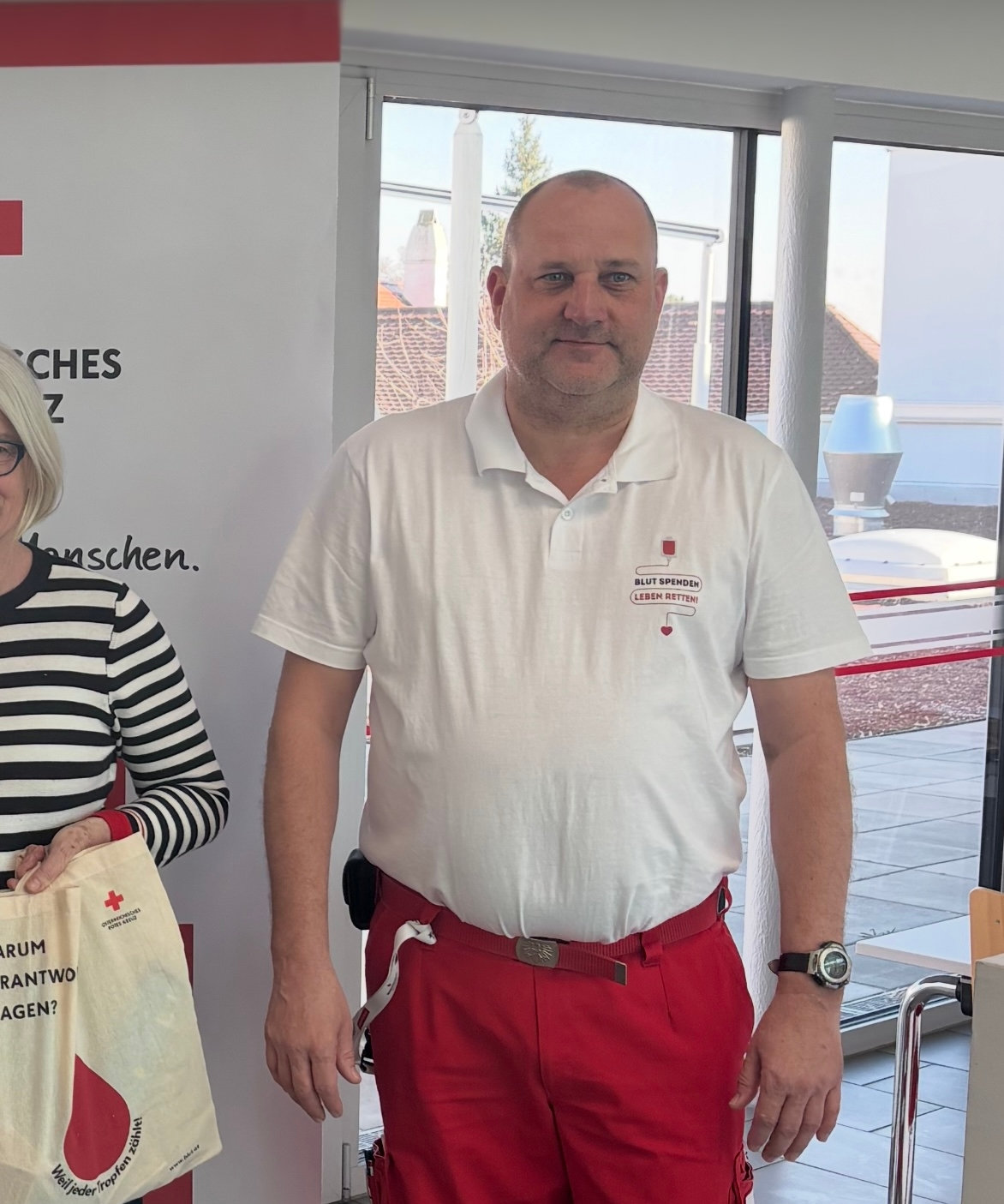 Rotes Kreuz Mitarbeiter in Uniform