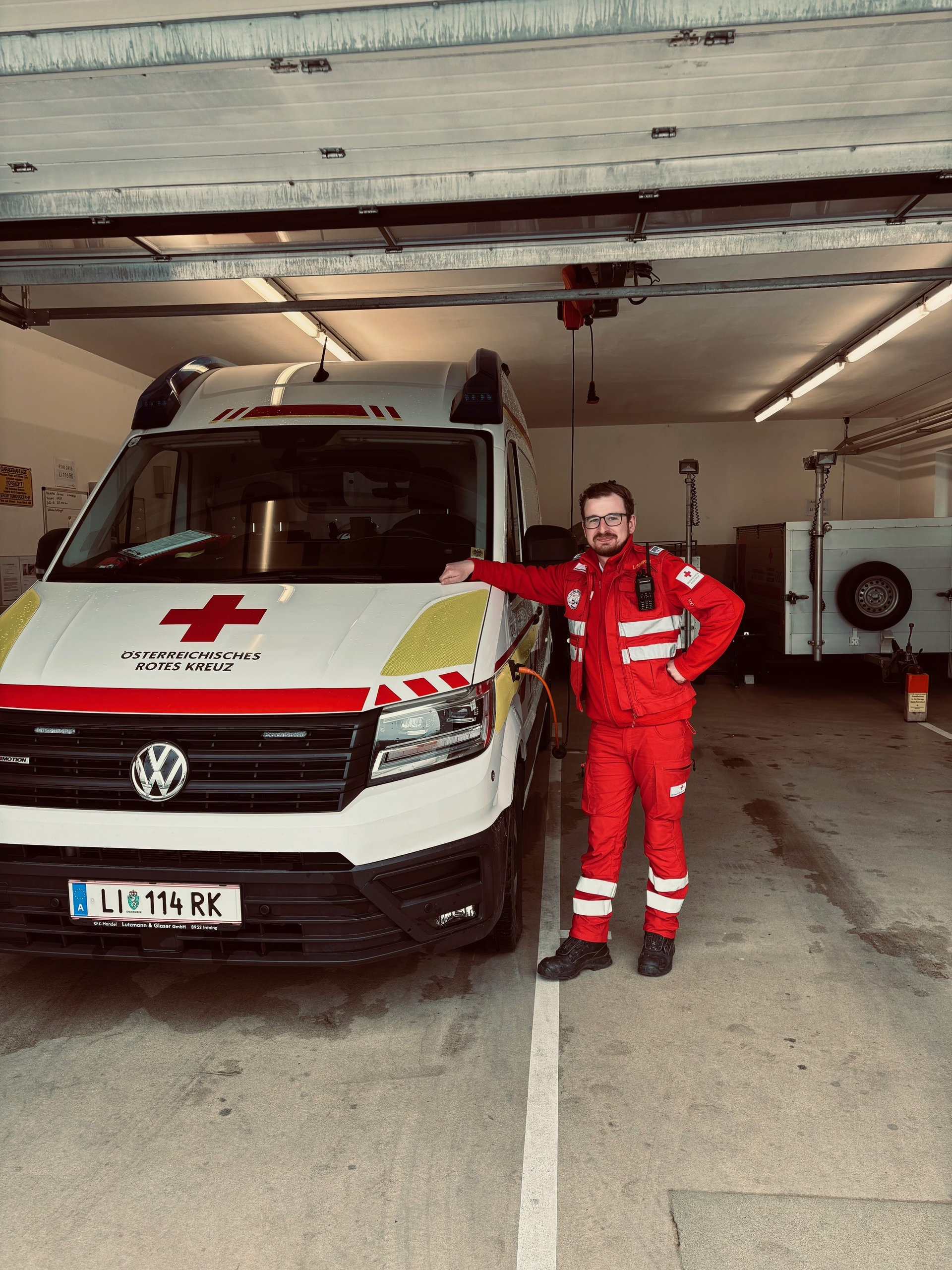 Mitarbeiter des Roten Kreuzes vor einem Einsatzfahrzeug