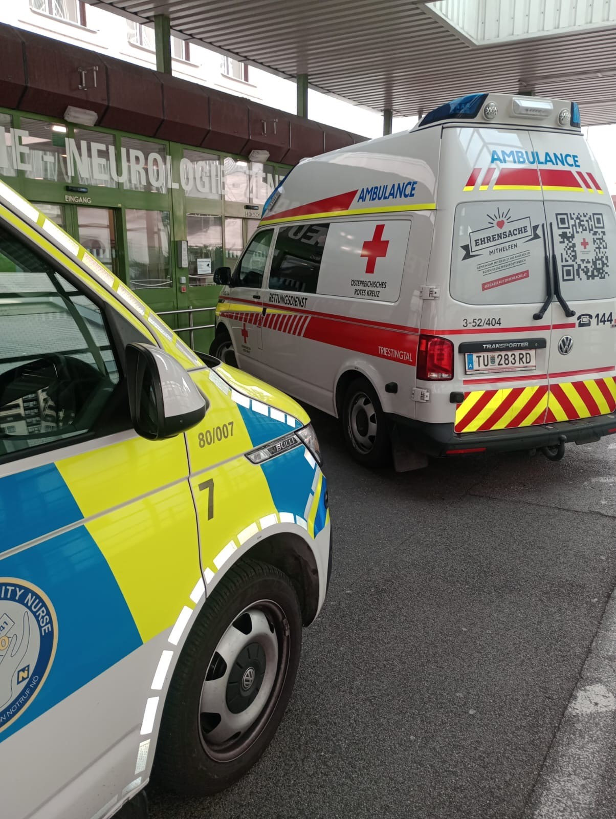 Zwei Einsatzfahrzeuge des Roten Kreuzes