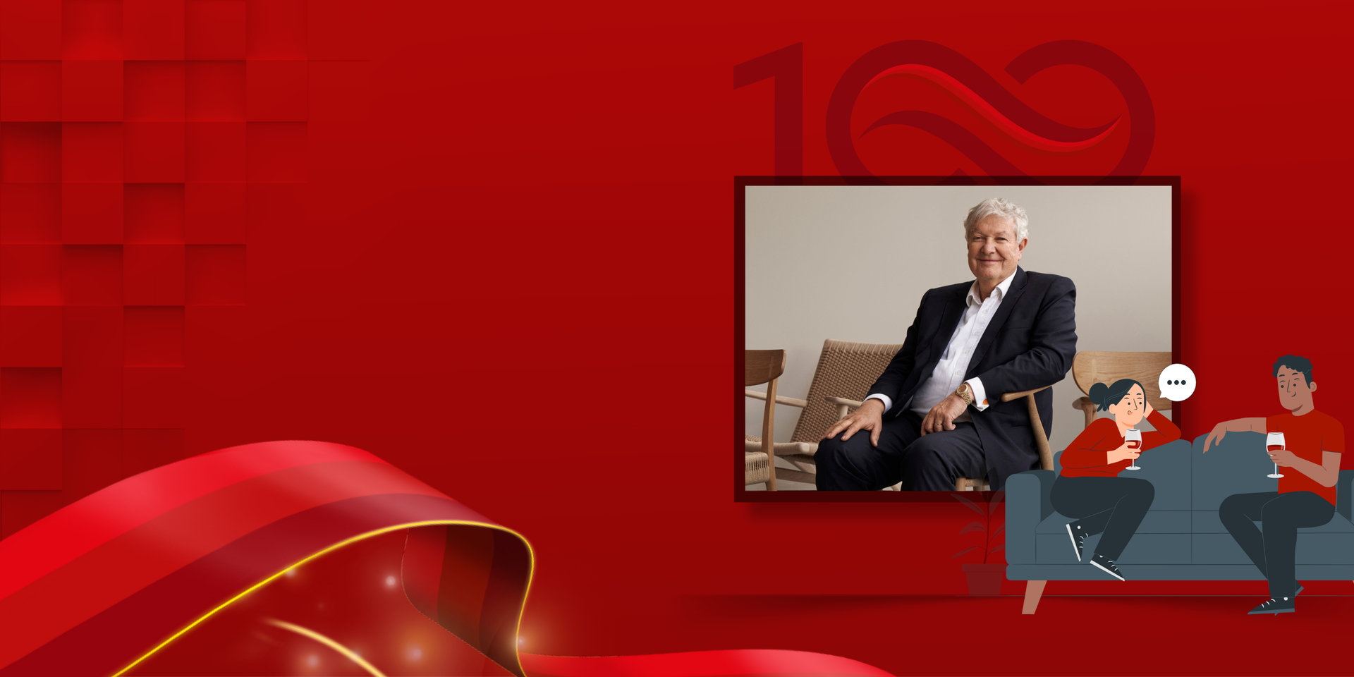 Foto eines alten Herren im schwarzen Anzug mit weißen Haaren, der auf einem Holzstuhl sitzt