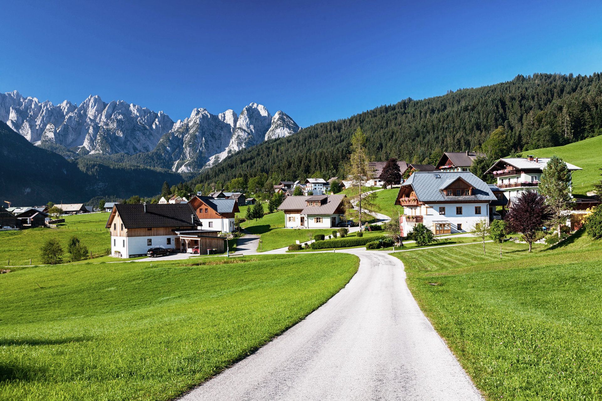 Eine Landstraße führt durch ein malerisches Tal