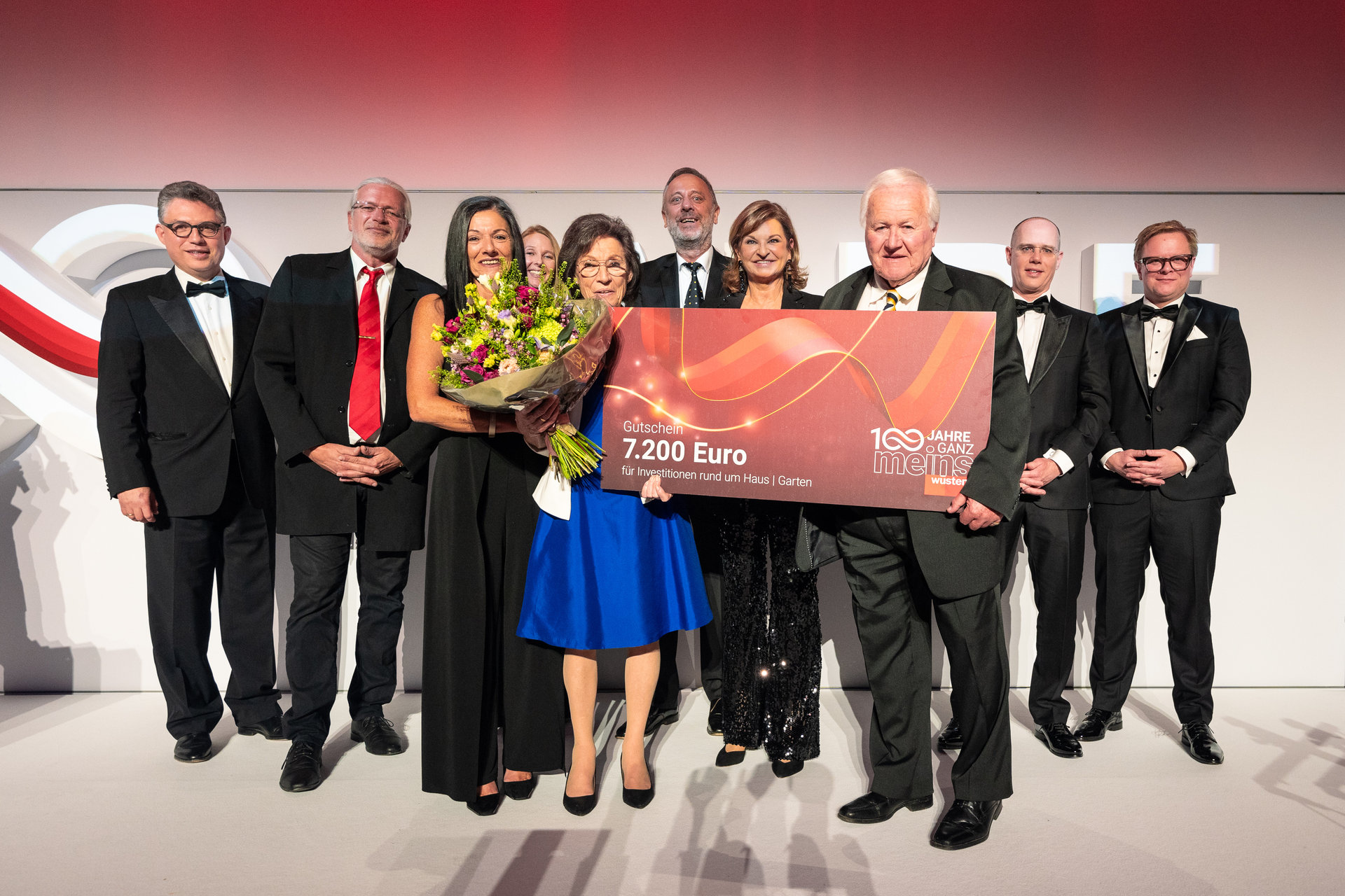 Foto des Wüstenrot Vorstandes mit Familie Komarek