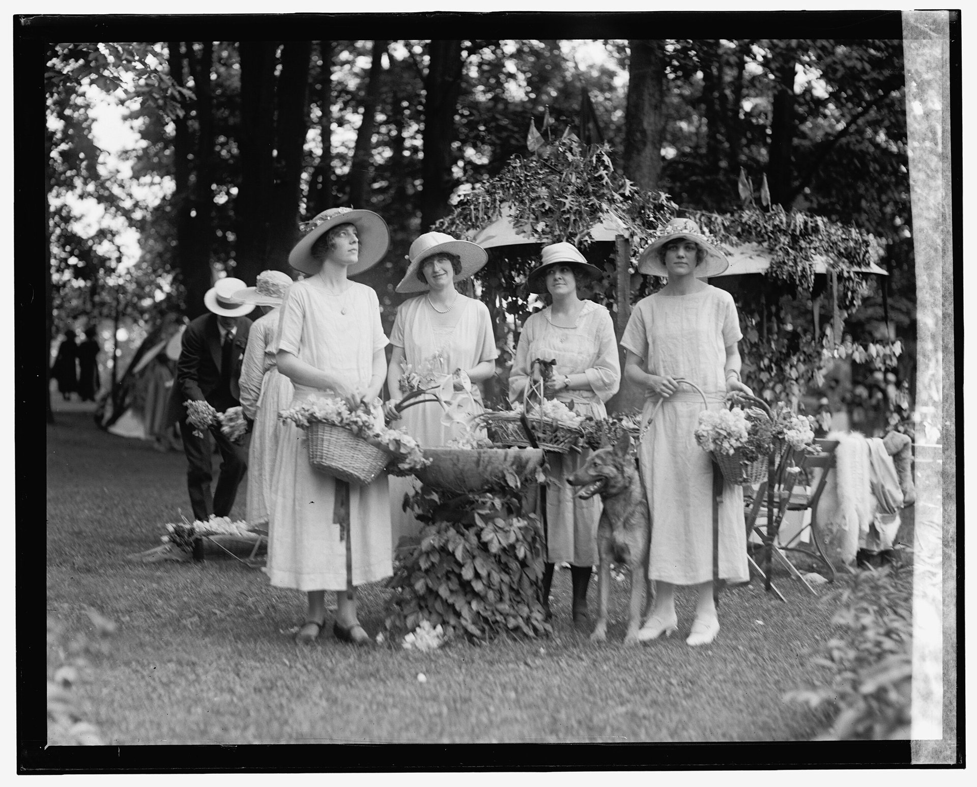 100 Jahre Gartengestaltung: Geschichte, Ideen & Trends Vier Frauen mit Körben voller Blumen
