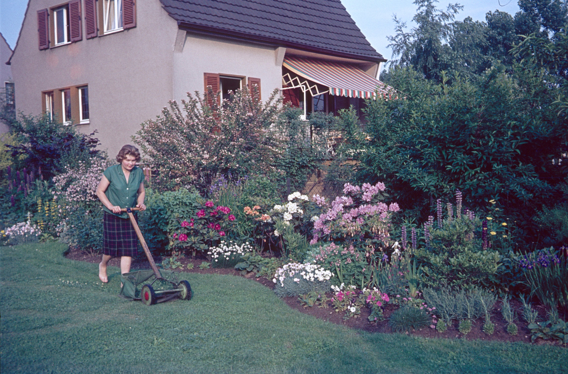 Frau die Gartenarbeit macht