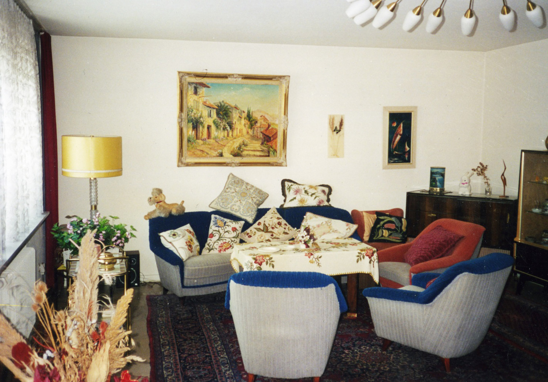 Blick in ein Wohnzimmer aus den 1950er- / 1950er-Jahren