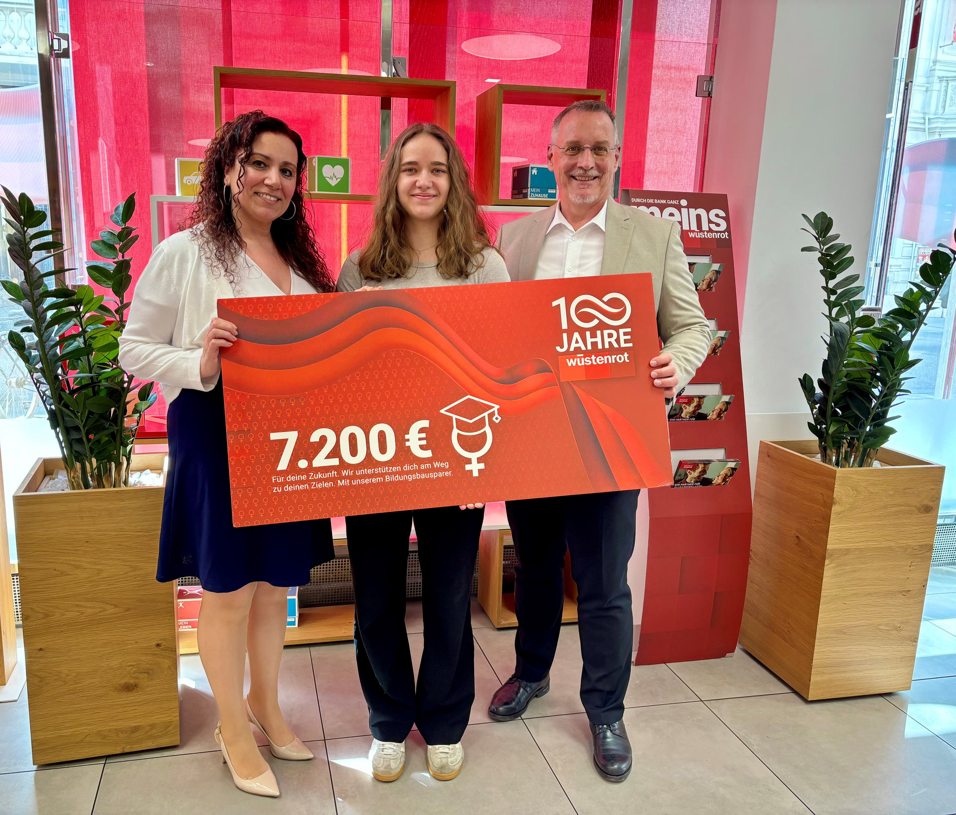 Foto der Übergabe des Wüstenrot Bildungsbausparers an Christina Hofstetter