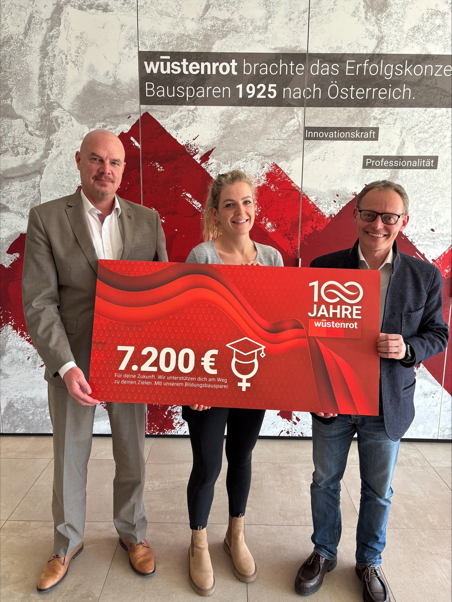 Foto der Übergabe des Wüstenrot Bildungsbausparers an Denise Fibich