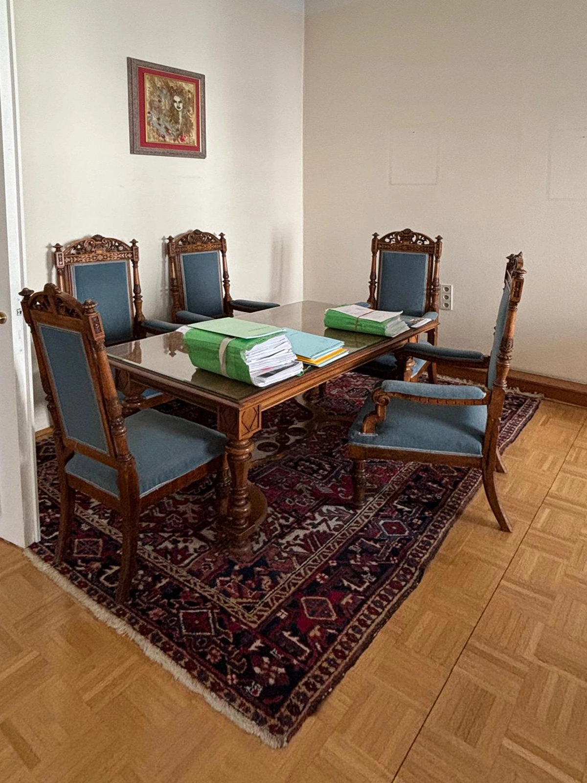 Besprechungsraum der Kanzlei WIRE mit einem schlichten Tisch und fünf Stühlen, eingerichtet für Meetings und Mandantengespräche.