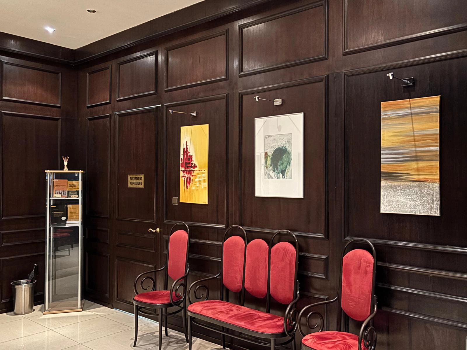 Helles Wartezimmer der Kanzlei WIRE mit Sitzgelegenheiten für Mandanten, gestaltet in einem einladenden und modernen Ambiente.