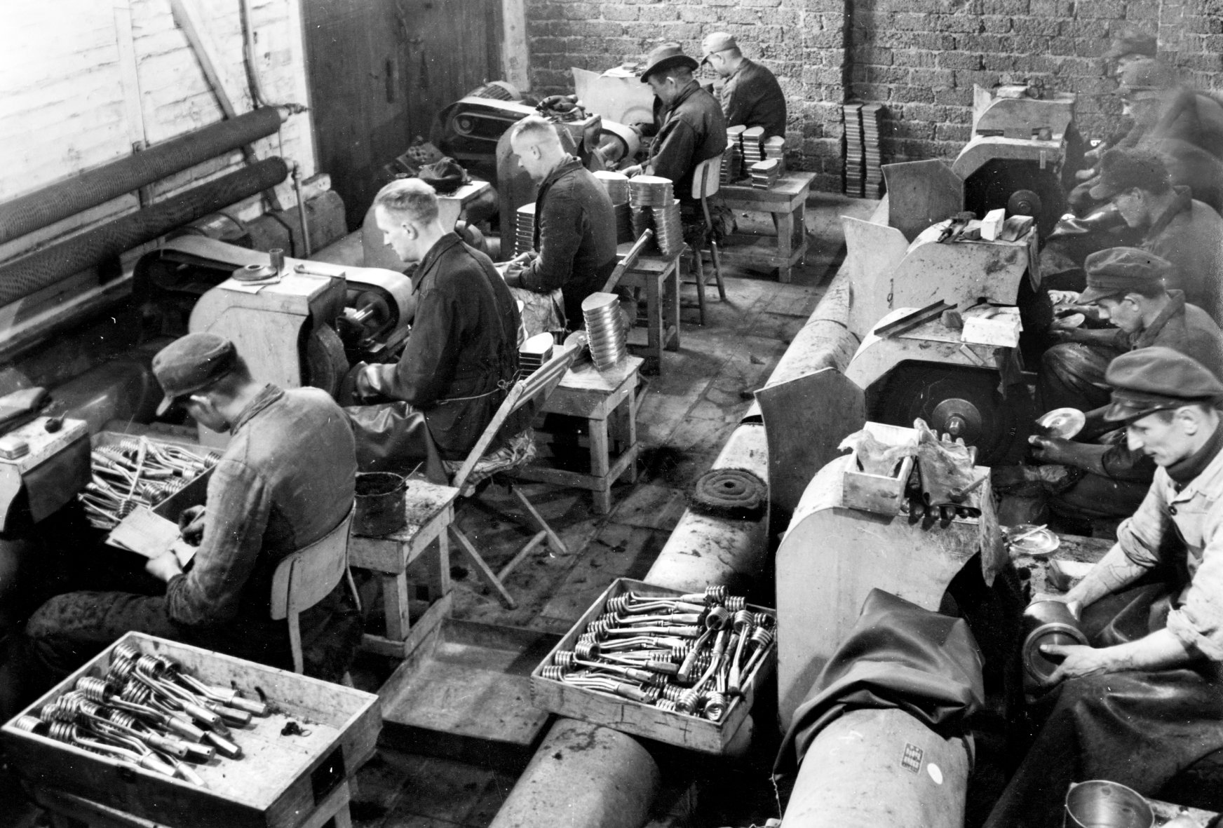 Frühe Produktionsaufnahme: Flanschfertigung bei Stiebel Eltron in historischer Fabrikumgebung.