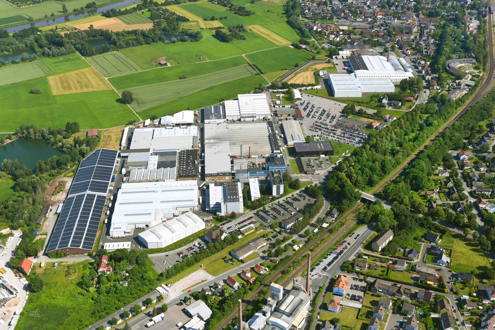 Luftaufnahme einer modernen Produktionsstätte von Stiebel Eltron – klar strukturierte Hallen, umgeben von Grünflächen und Infrastruktur.