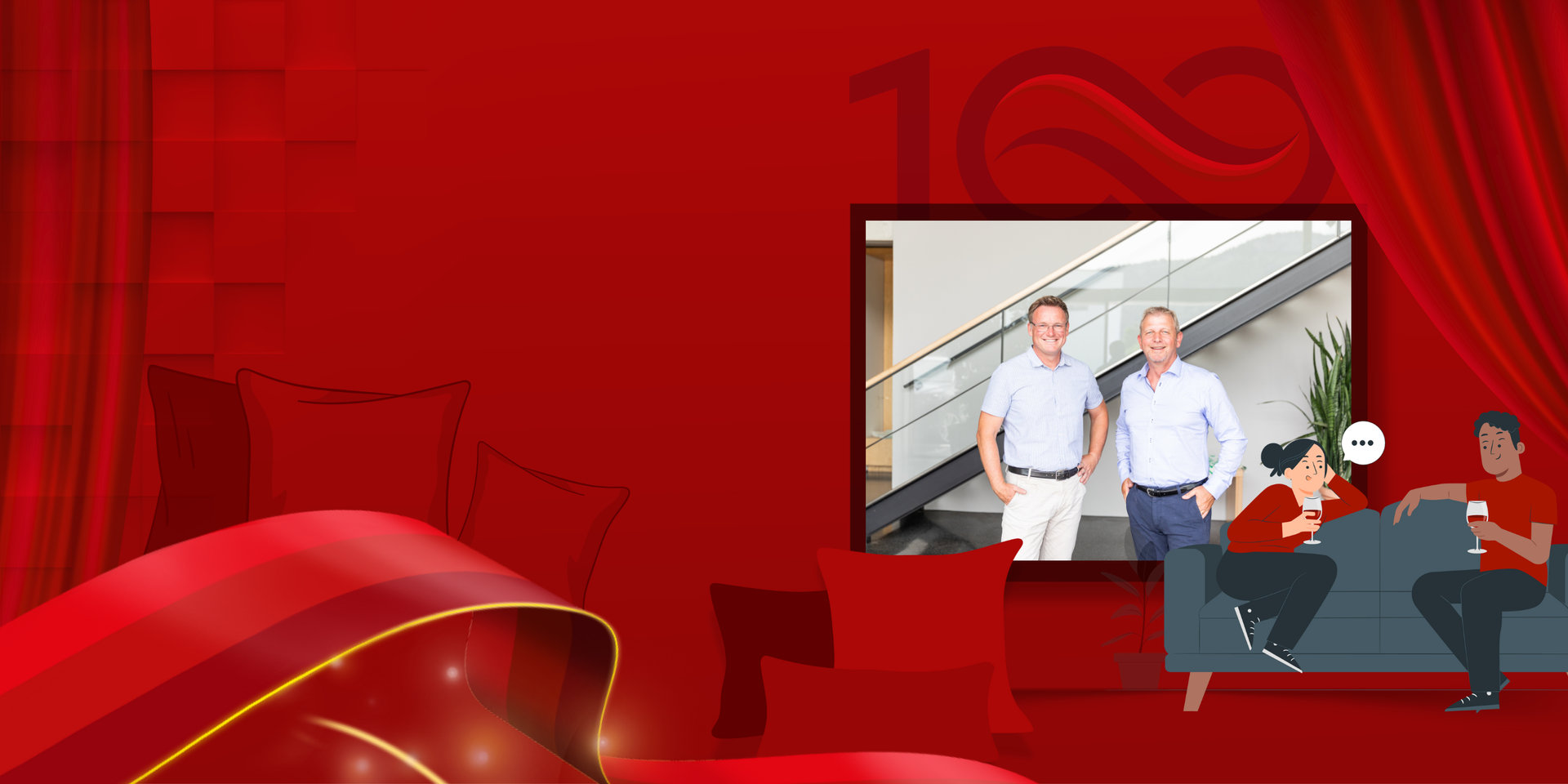 Zwei Herren mit hellblauen Hemden und den Händen in der Tasche stehend lächelnd vor einer gläsernen Treppe