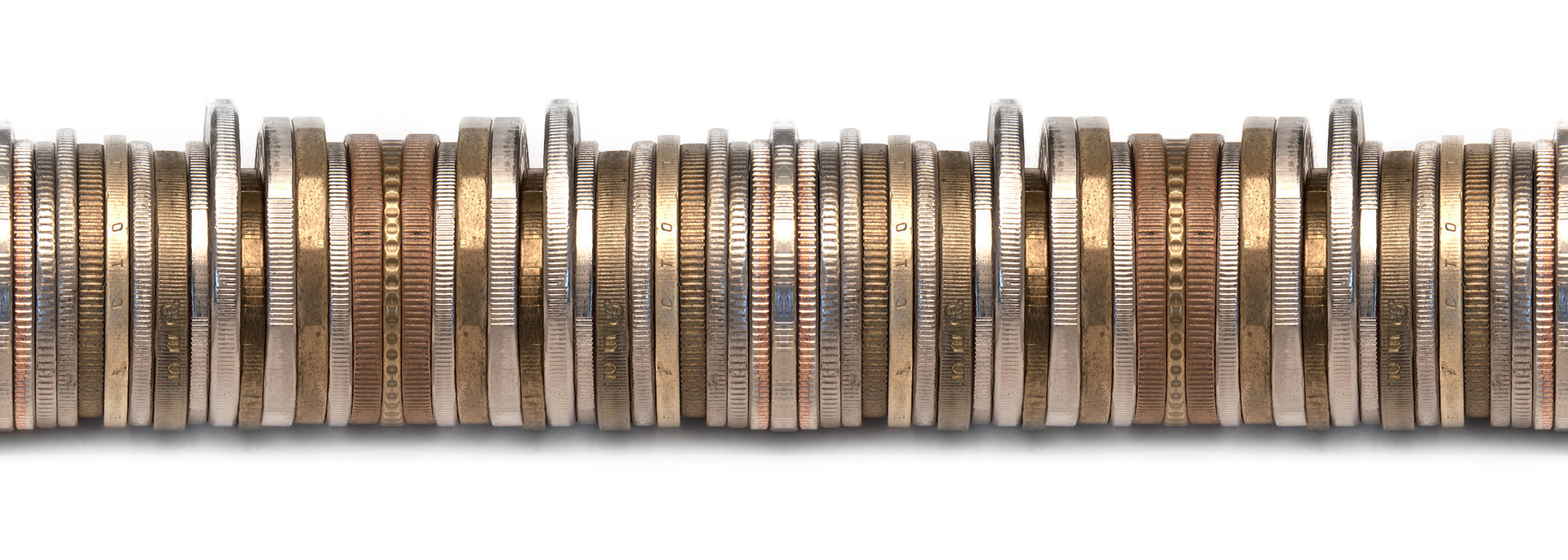 10 Fun Facts zum Thema Geld Unterschiedliches Kleingeld aufgereiht nebeneinander