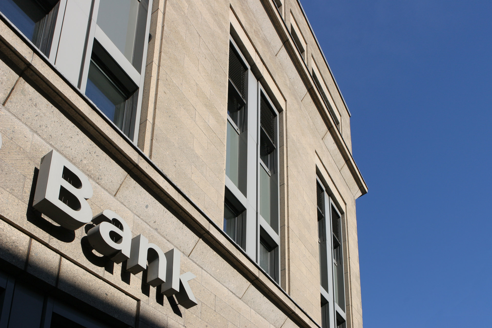 Die Ansicht einer Hausfassade an dem das Wort "Bank" steht