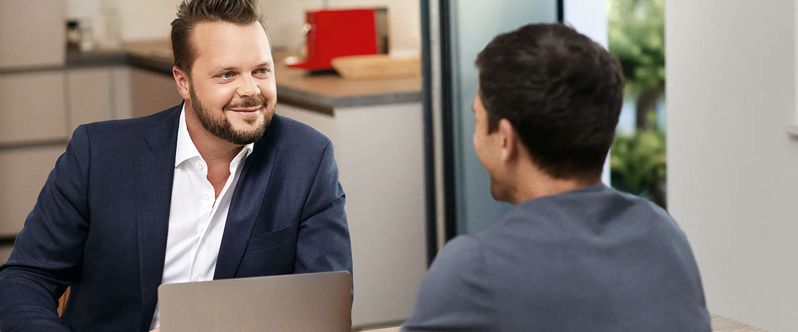 Eine Person sind in einer Bank und wird von einem Bankberater beraten