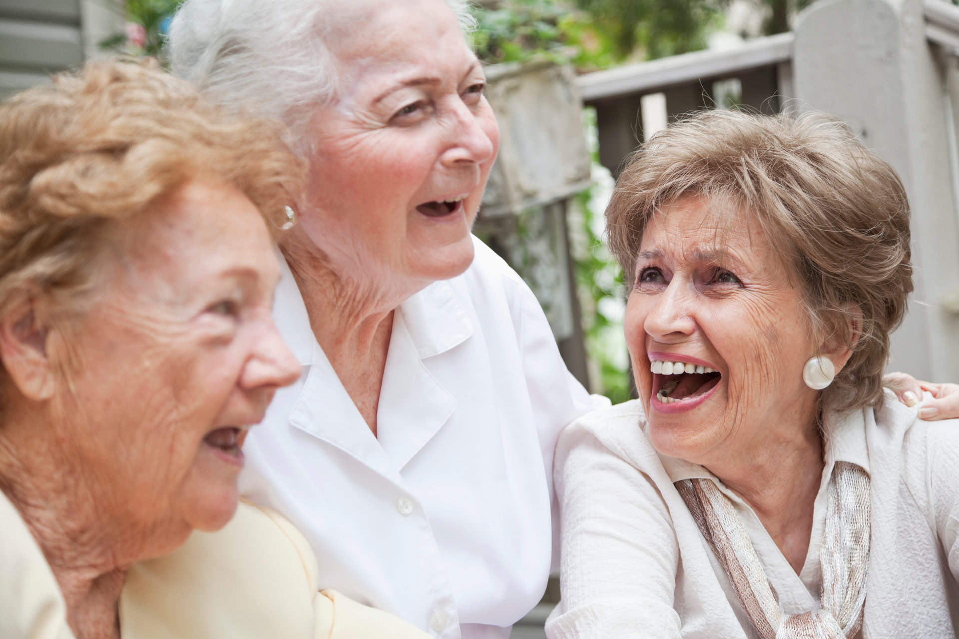 drei lachende alte Damen