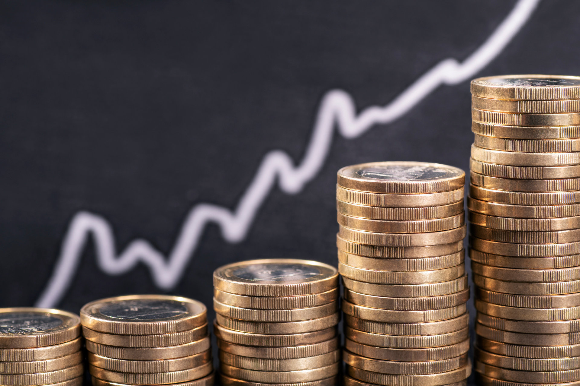 fünf Stapel mit Euro-Geldstücken