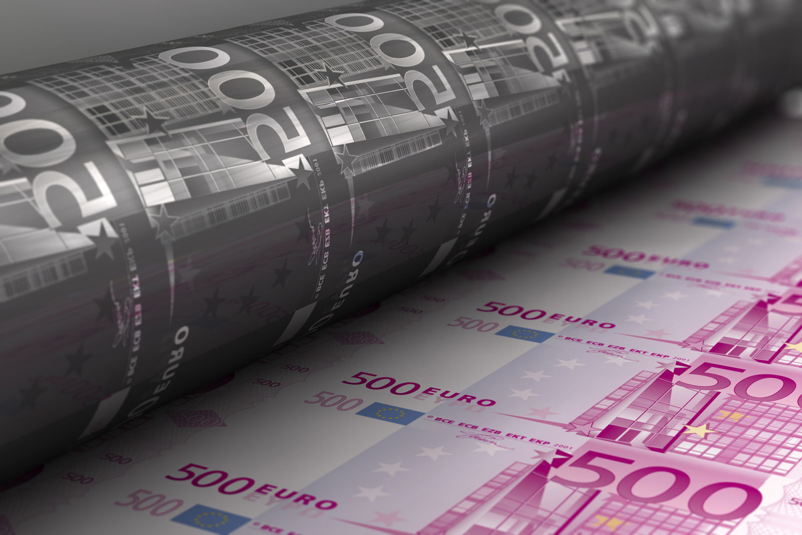 104916893 aus einem Drucker kommt frisch gedrucktes Geld