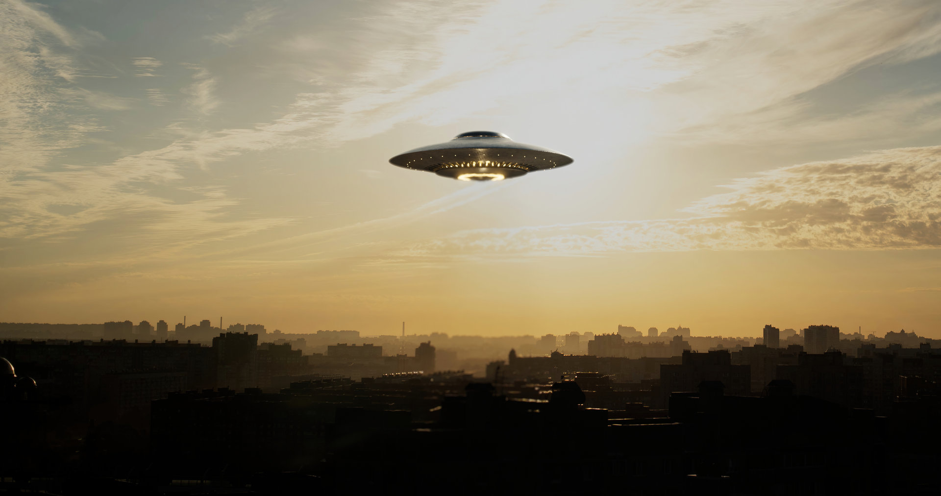 Ein UFO im Abendhimmel über einer Stadt