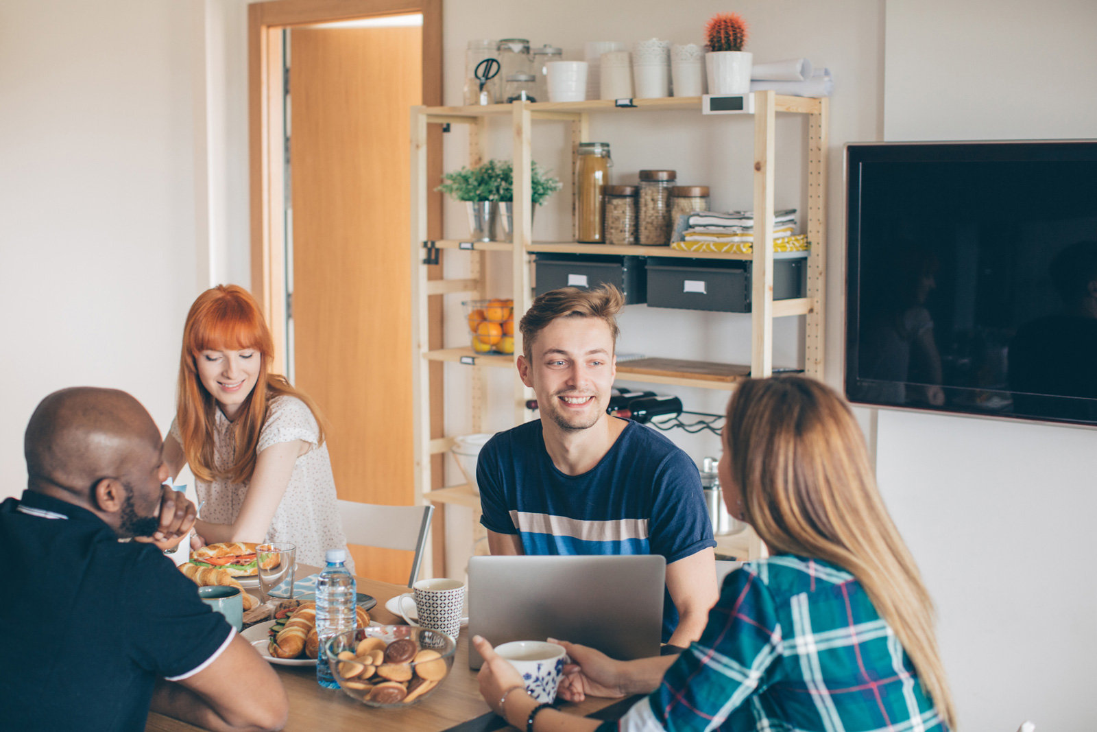 Leute sitzen zusammen in einem Wohnzimmer