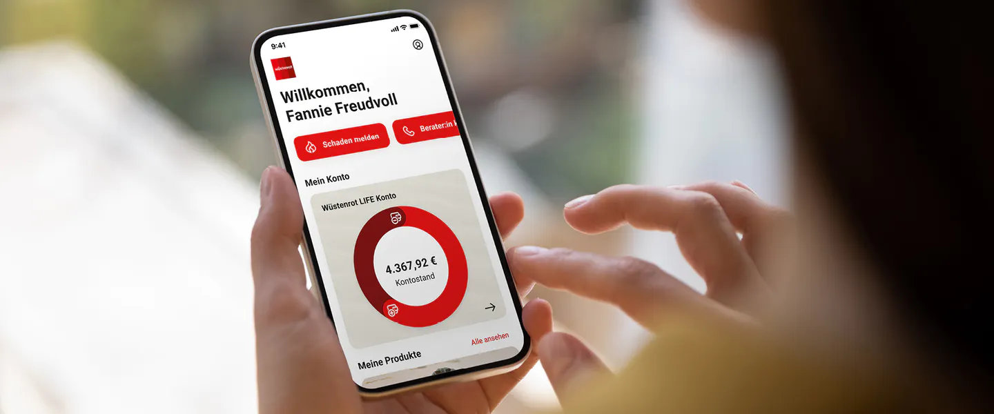 Sich auf eine App die auf einem Handy geöffnet ist welches von einer Person gehalten wird