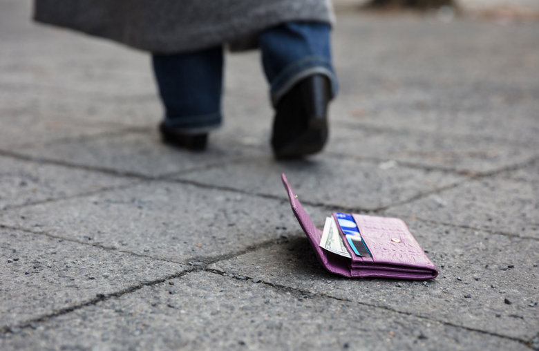 Verlorene Geldbörse liegt am Boden
