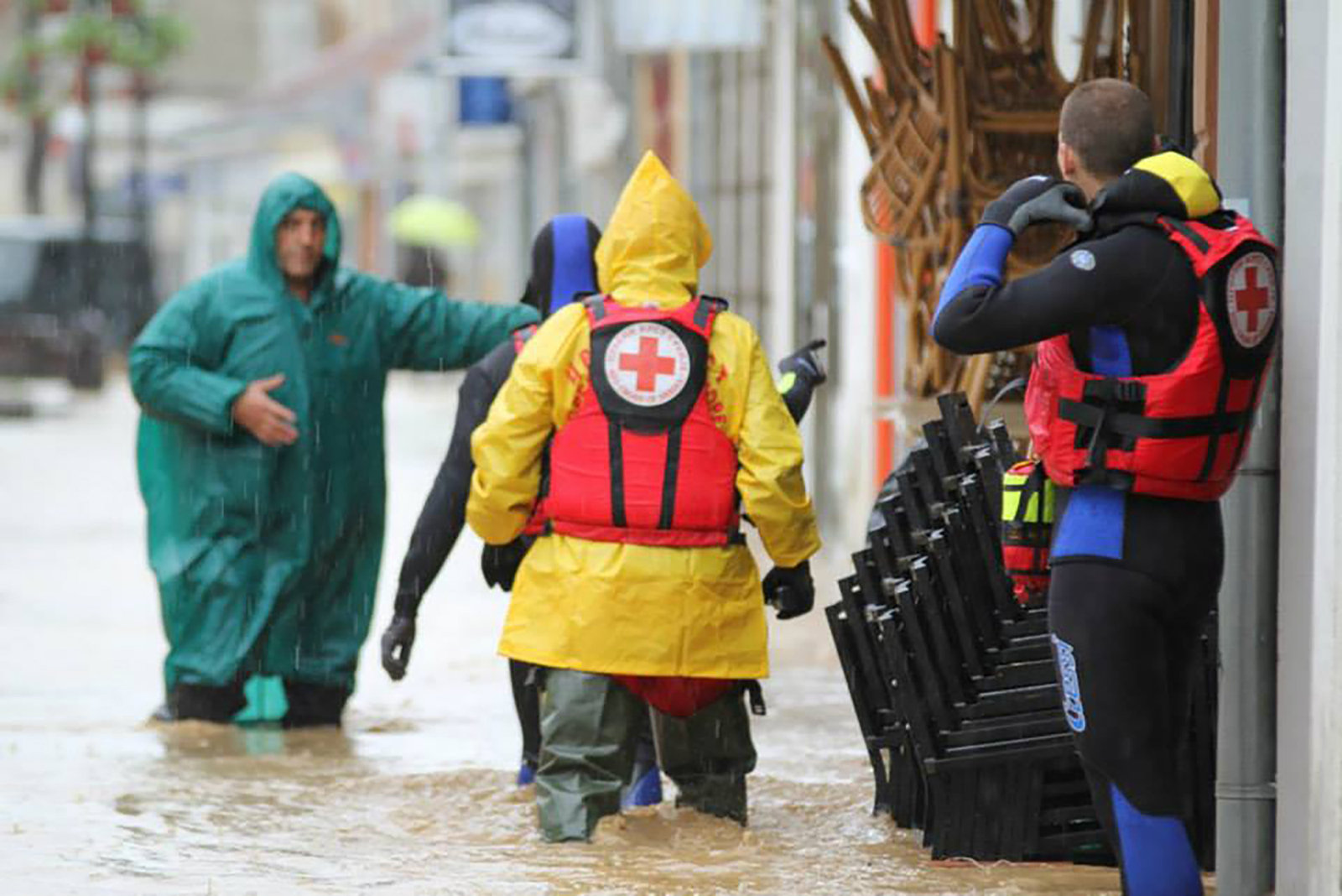 Das Rote Kreuz hilft auch in Österreich, zum Beispiel bei Hochwasser.