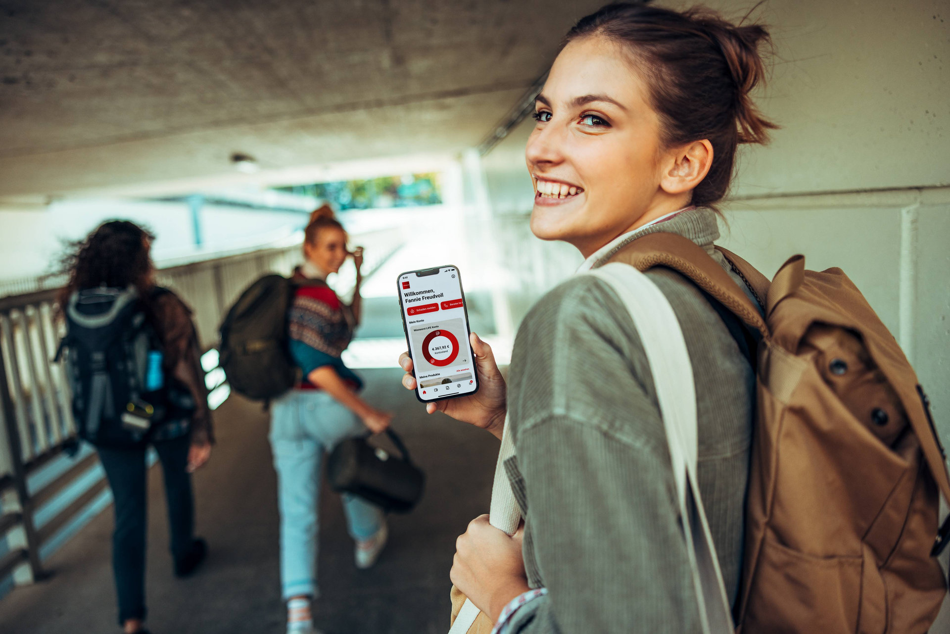 Junge Dame nutzt Wüstenrot App