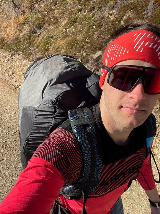 Selfie von Marzell Veiter mit seiner sportlichen Wanderausrüstung 
