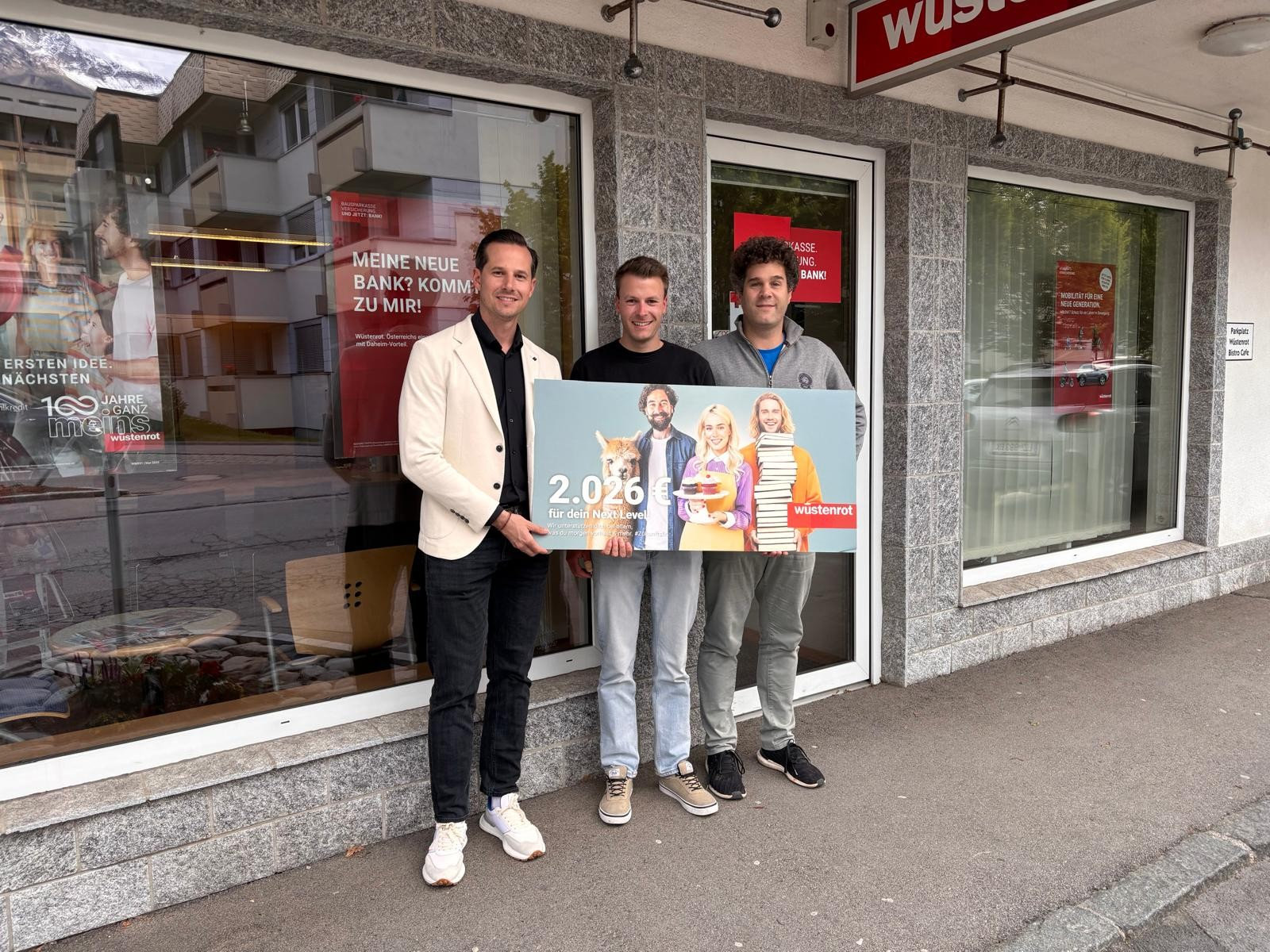 Scheckübergabe mit unserem Gewinner (Marzell Veiter) in der Wüstenrot Filiale Lienz