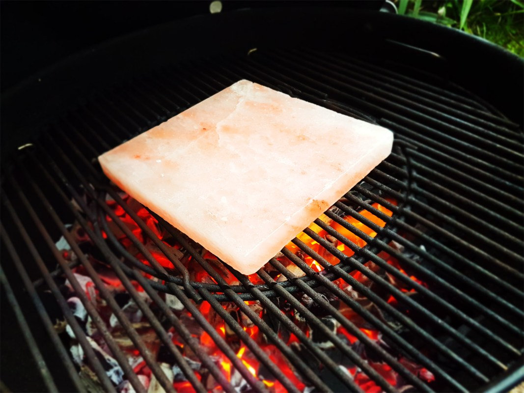 Ein Salzstein sorgt auch für gleichmäßiges Garen.