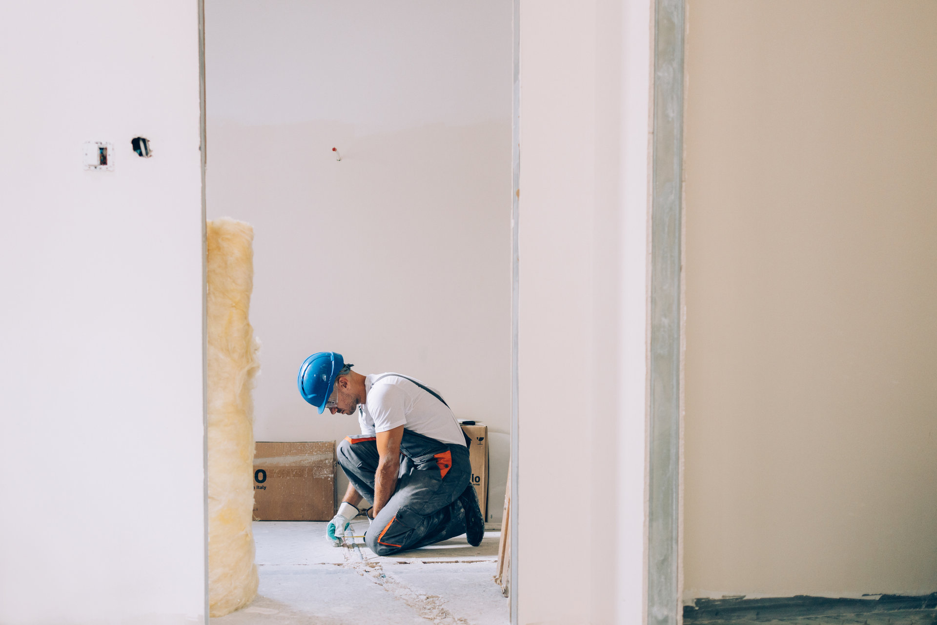 Mann auf einer Baustelle