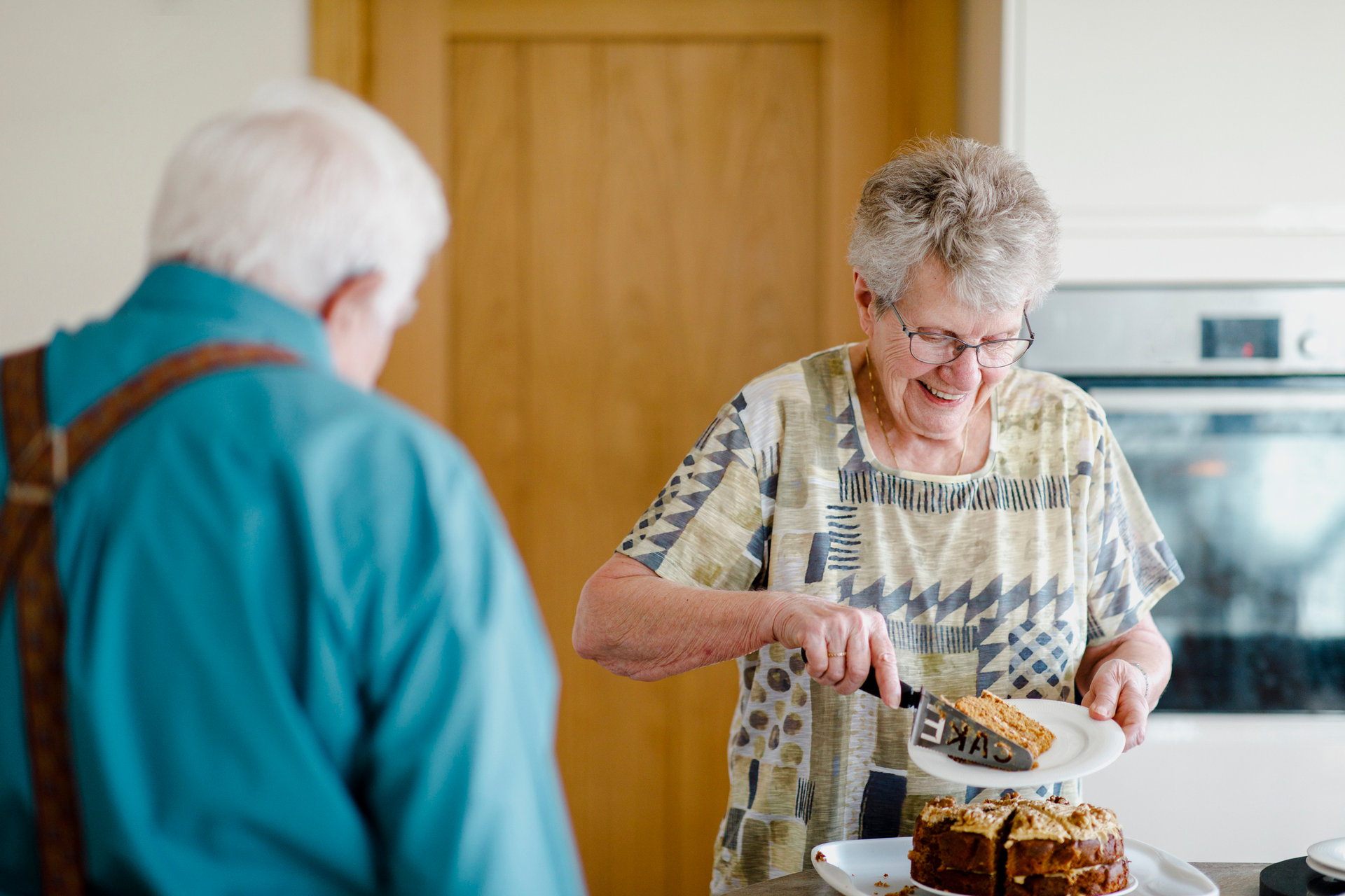 Zwei alte Menschen essen einen Kuchen