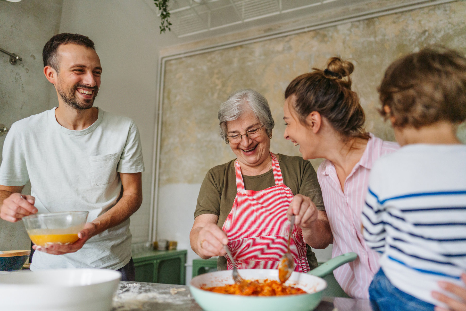 Eine Familie kocht zusammen