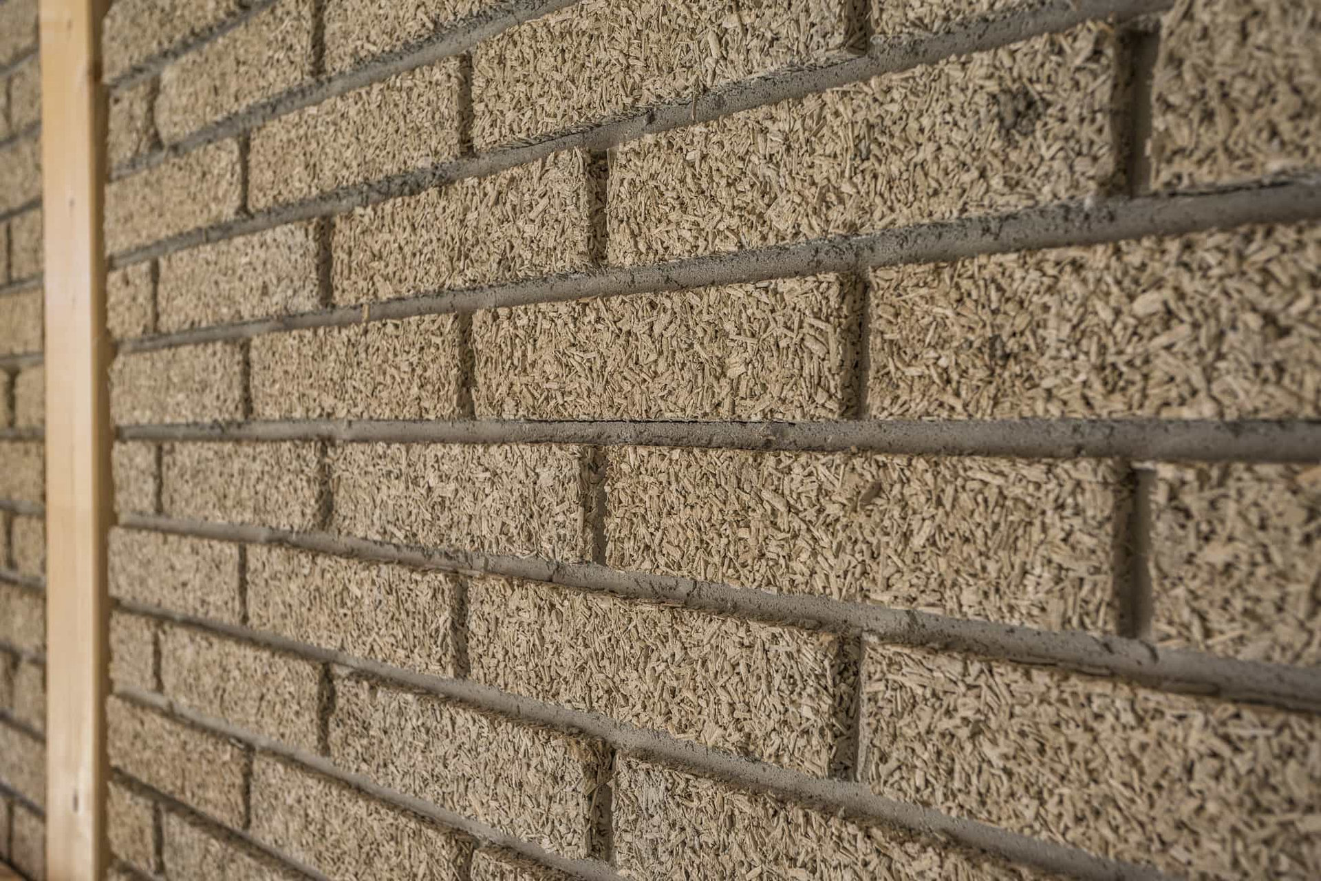 Eine Wand gebaut mit dem Baustoff Hanf