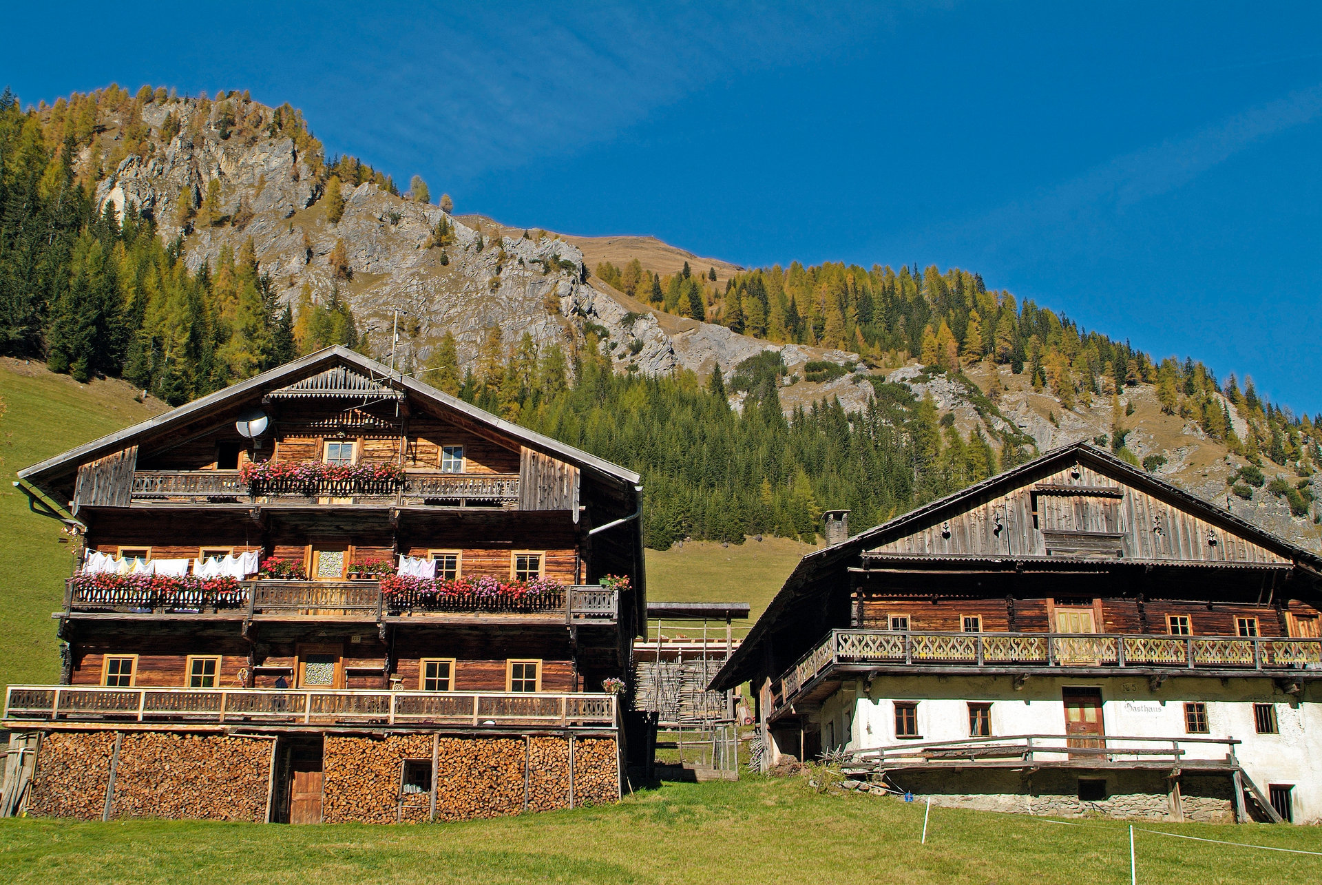 Traditionelle Holzhäuser in Österreich.