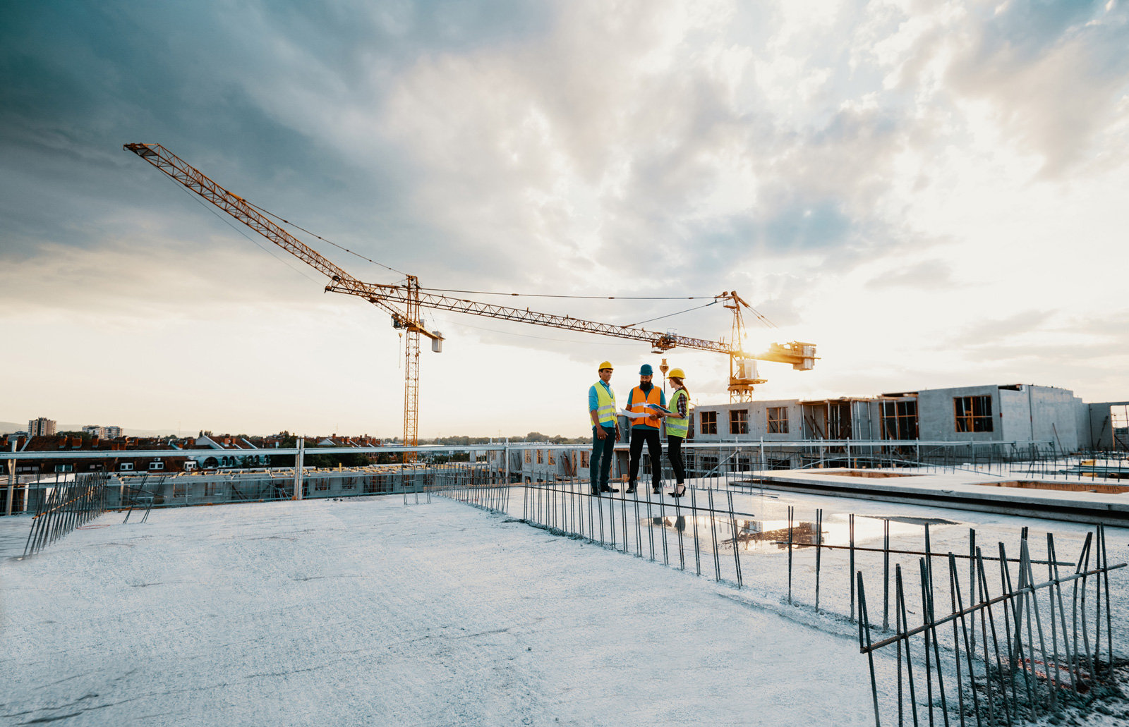 Eine Rohbau-Baustelle beim Sonnenuntergang 
