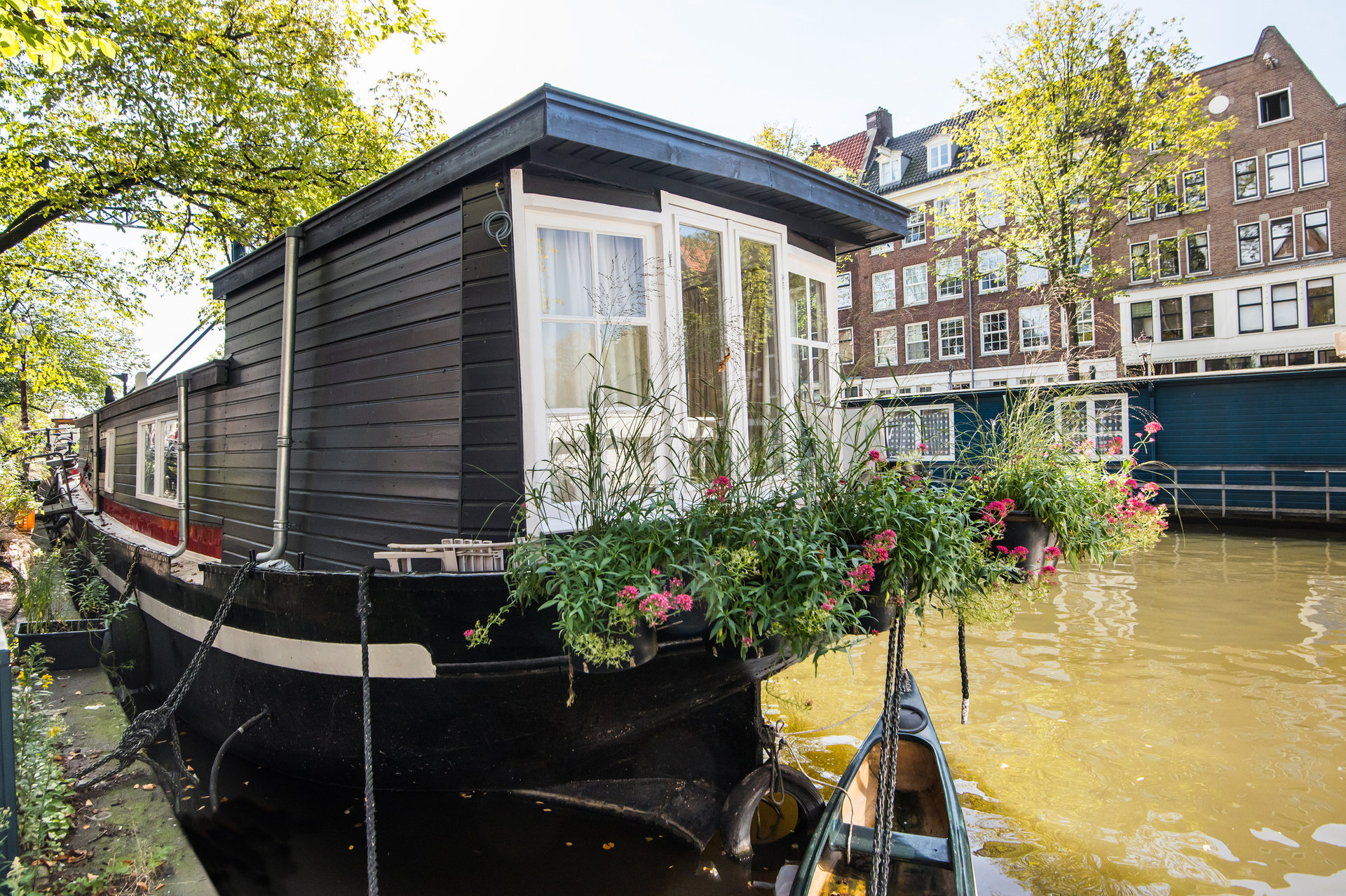 Ein Hausboot ankert ion einem Fluss.