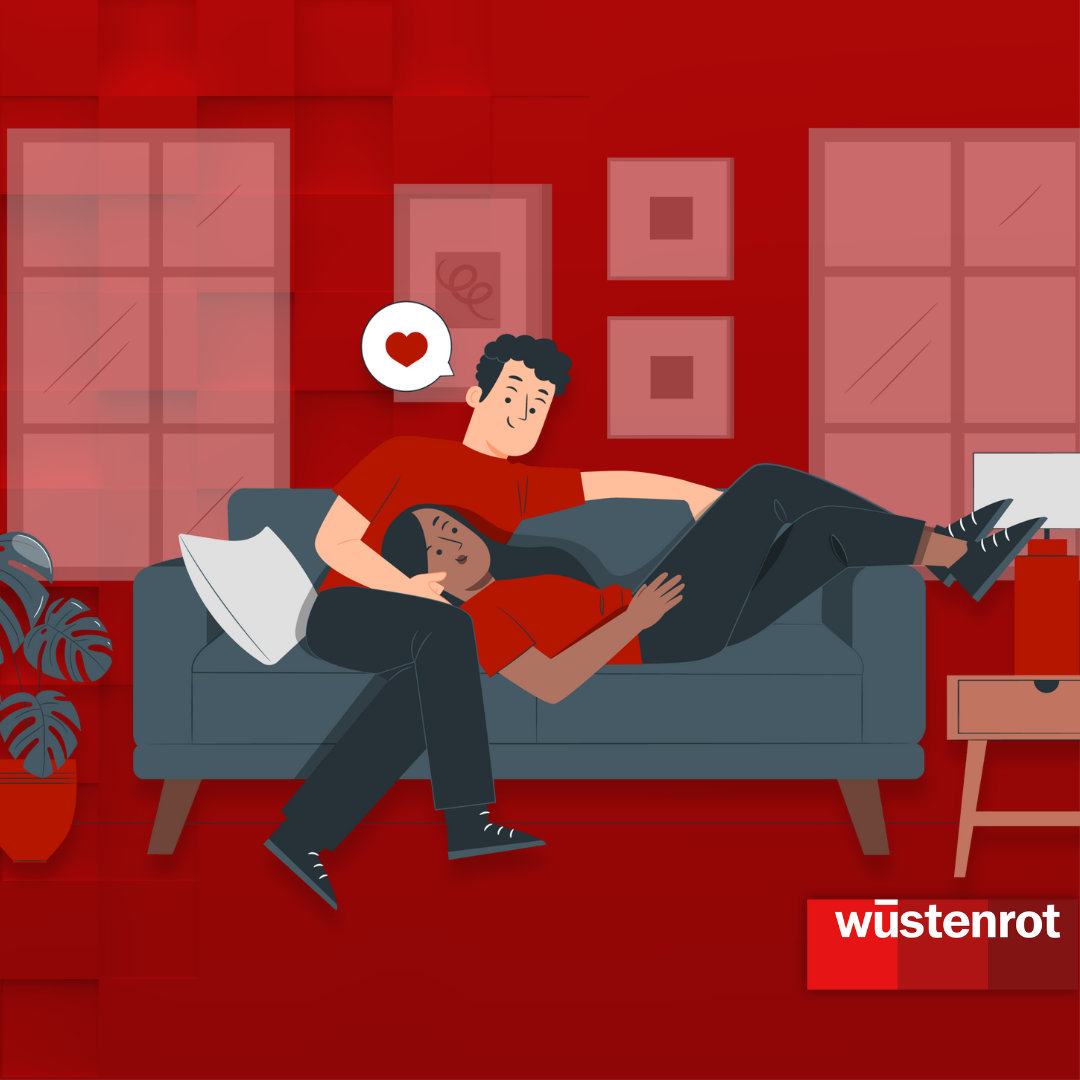 Pärchen liegt entspannt auf der Couch, Mann hat ein Herz in einer Sprechblase