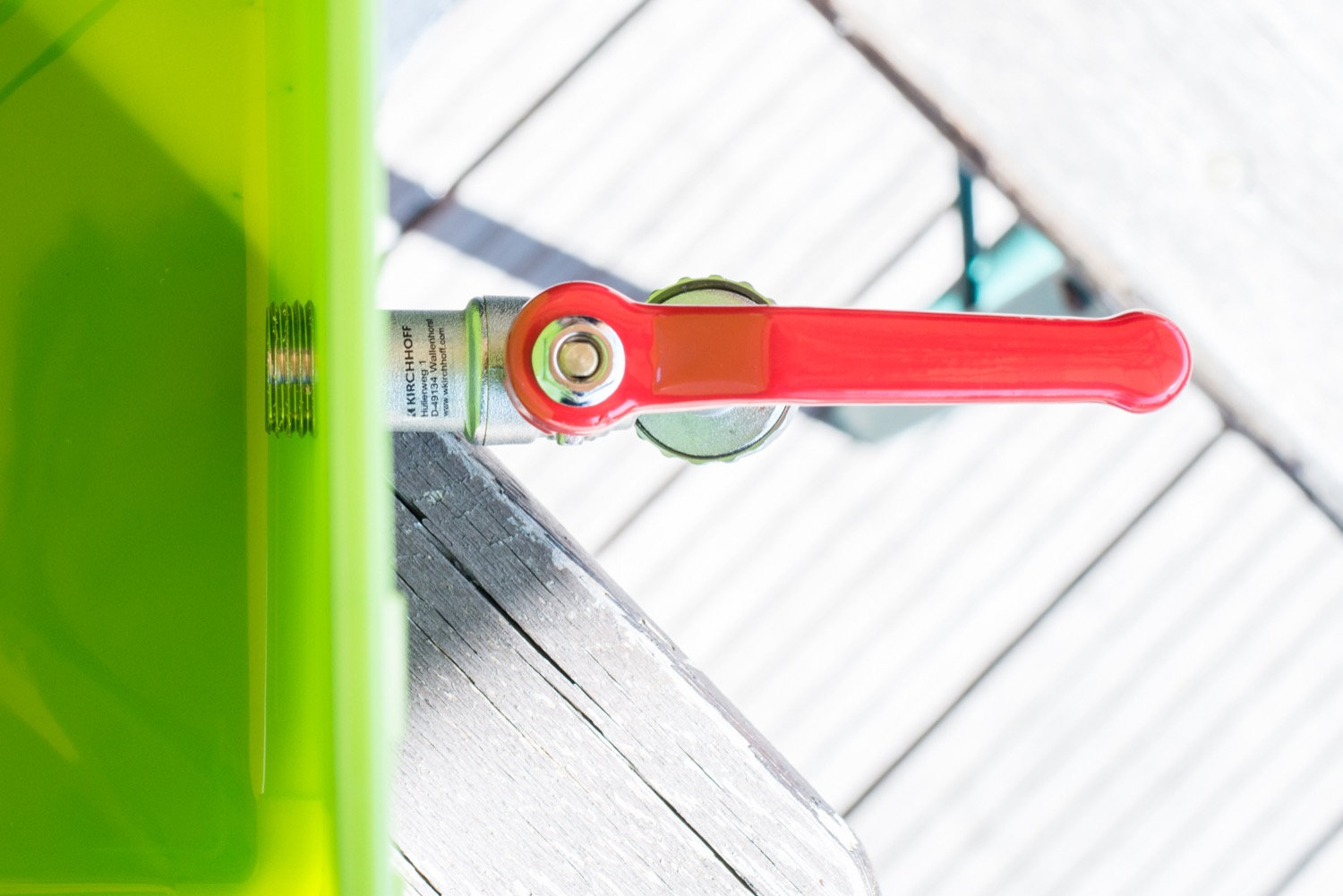 Schritt 2: Schneide in die Außenwand des äußeren Eimers in Bodennähe ein Loch für den Auslaufhahn. Achte darauf, diesen möglichst tief anzusetzen, damit die Flüssigkeit später gut abfließt. Dichte den Hahn entweder mit der eigenen Dichtung ab oder verwende Dichtmasse, damit nichts tropft. Teste den Eimer mit Leitungswasser! Bei einem kleinen Eimer funktioniert auch ein Korken.